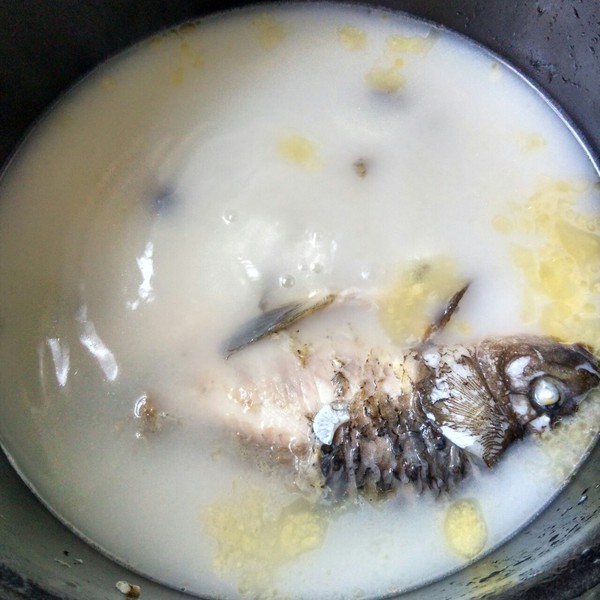 两个窍门,不加额外的东西,也能煮出奶白色的鱼汤