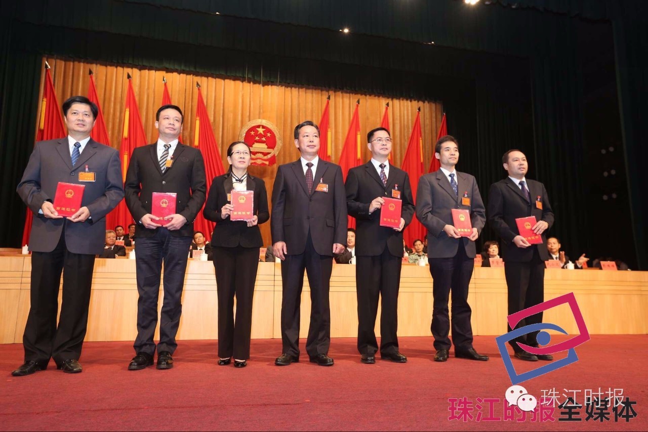 赵崇剑为新当选为南海区人民政府区长的郑灿儒(左一)颁发当选证书