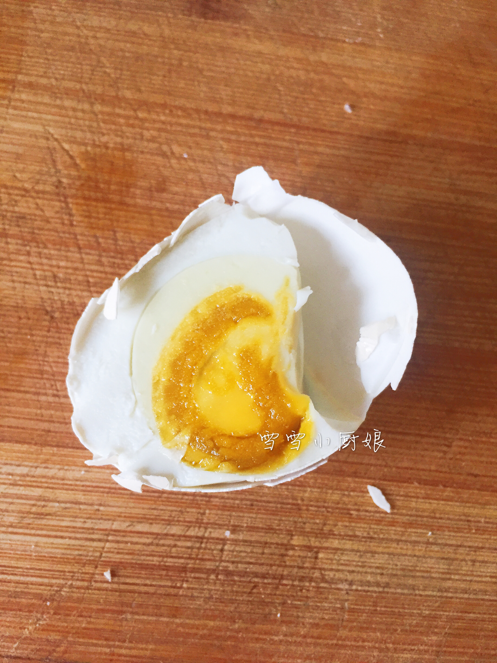 白酒食盐和鸡蛋在家轻松腌制流油的咸鸡蛋