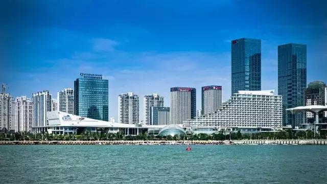 厦门国际会议中心酒店坐落于cbd高端商业群,领事馆区,点缀在厦门最