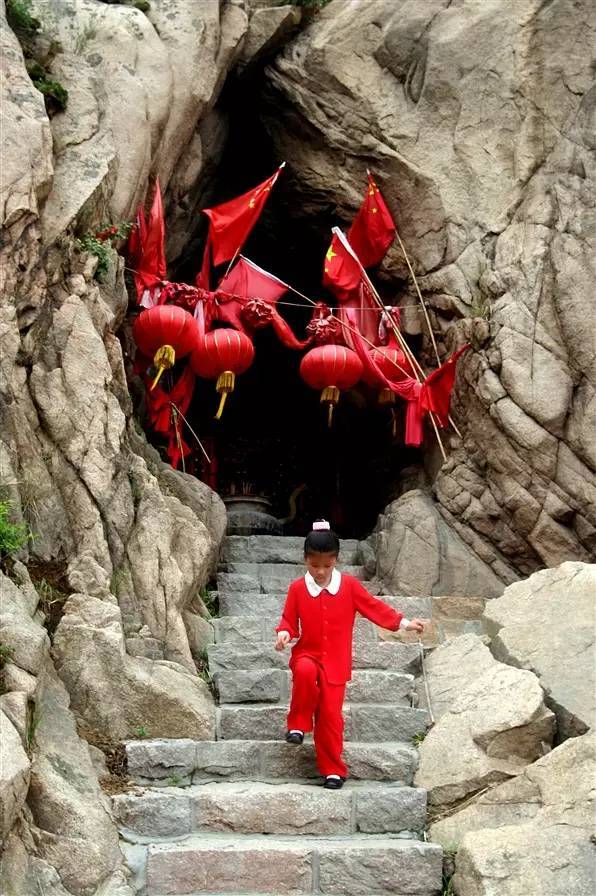 狐仙洞位于青岛小珠山内,几辈老人传闻有狐仙修炼,约7米深,周围百姓很