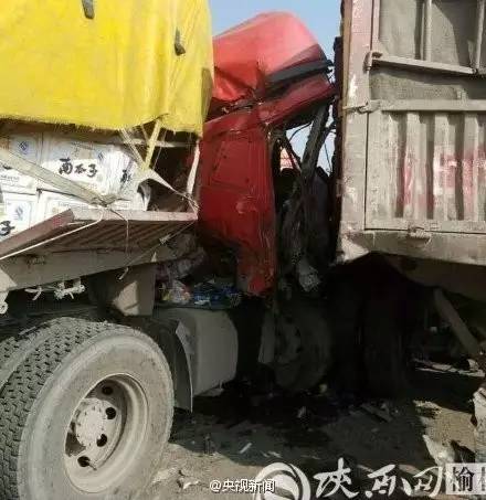 陕西包茂高速榆林段今日接连发生10起以上交通事故,30余辆车受损