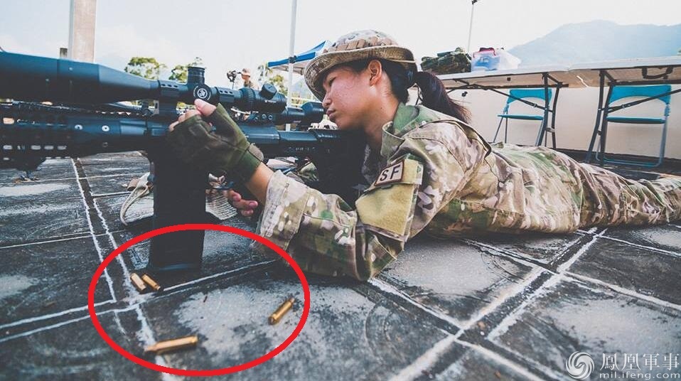 图为台湾女狙击手黄思洁正在用sabr