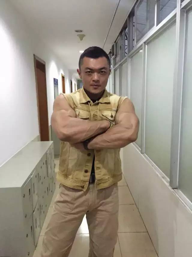 体重100kg是深圳的一名36岁特警照片中的这位肌肉硬汉名叫曲祖毅这才