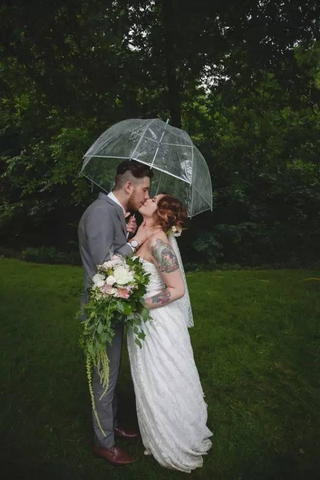 雨天婚纱照图片_下雨天的图片