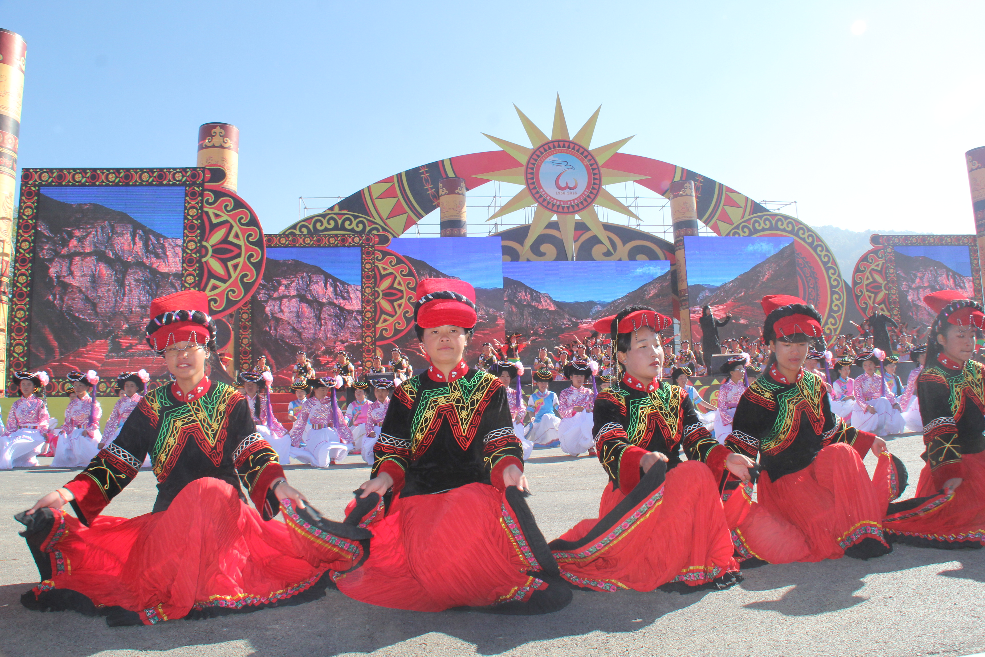 宁蒗60周年县庆花絮—彝族美女酷似赵丽颖!