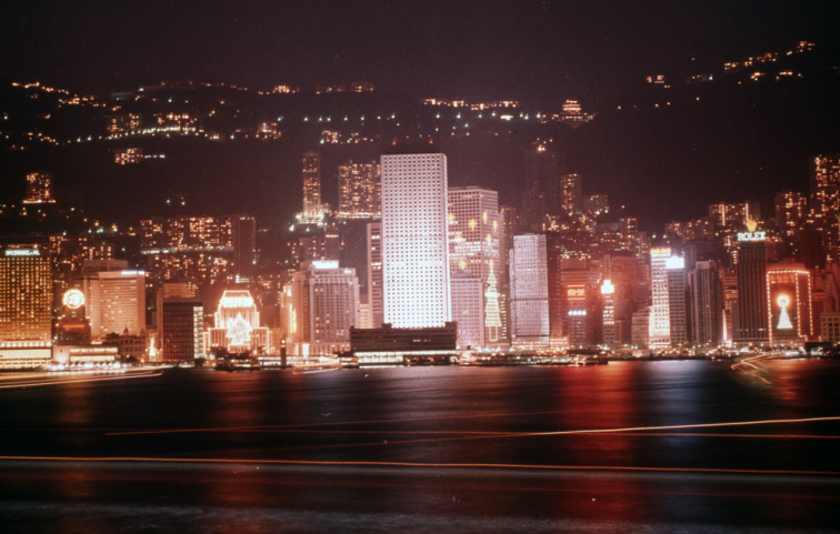 尖沙咀天星碼頭夜景.龍翔道天橋