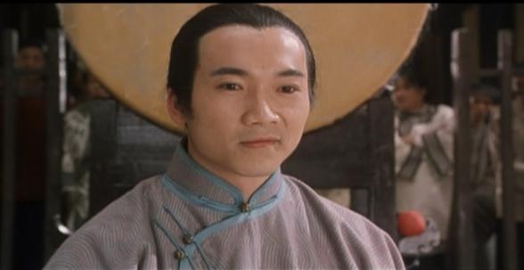 邹兆龙饰演的反派中,最为大家熟悉的还是星爷的电影《九品芝麻官》中