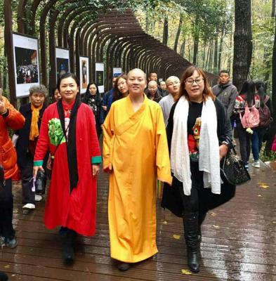 从南京大屠杀遇难同胞纪念馆到栖霞寺途中,车上明道法师给了大家一个