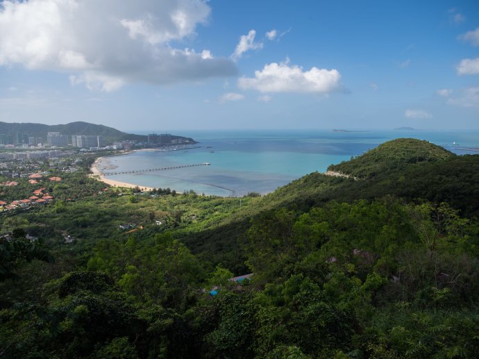 放眼望去,山,河,城,海渾然一體,大海長空一色.