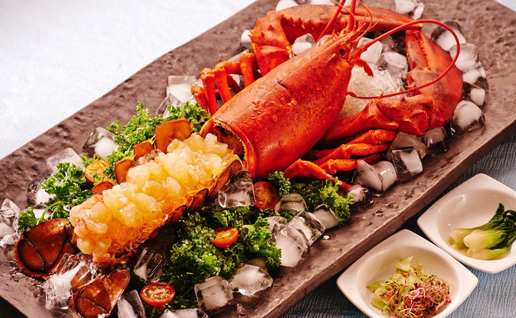 澳洲龙虾餐桌图片