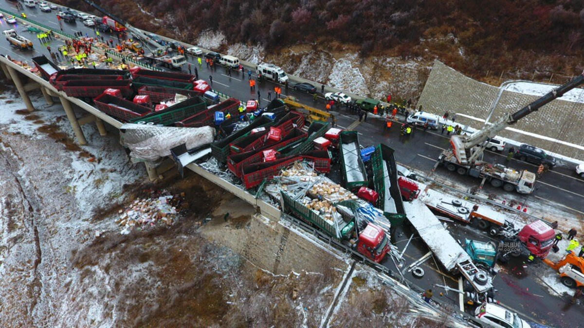 京昆高速平阳段太原方向65km 500m处,发生多车先后相撞交通事故