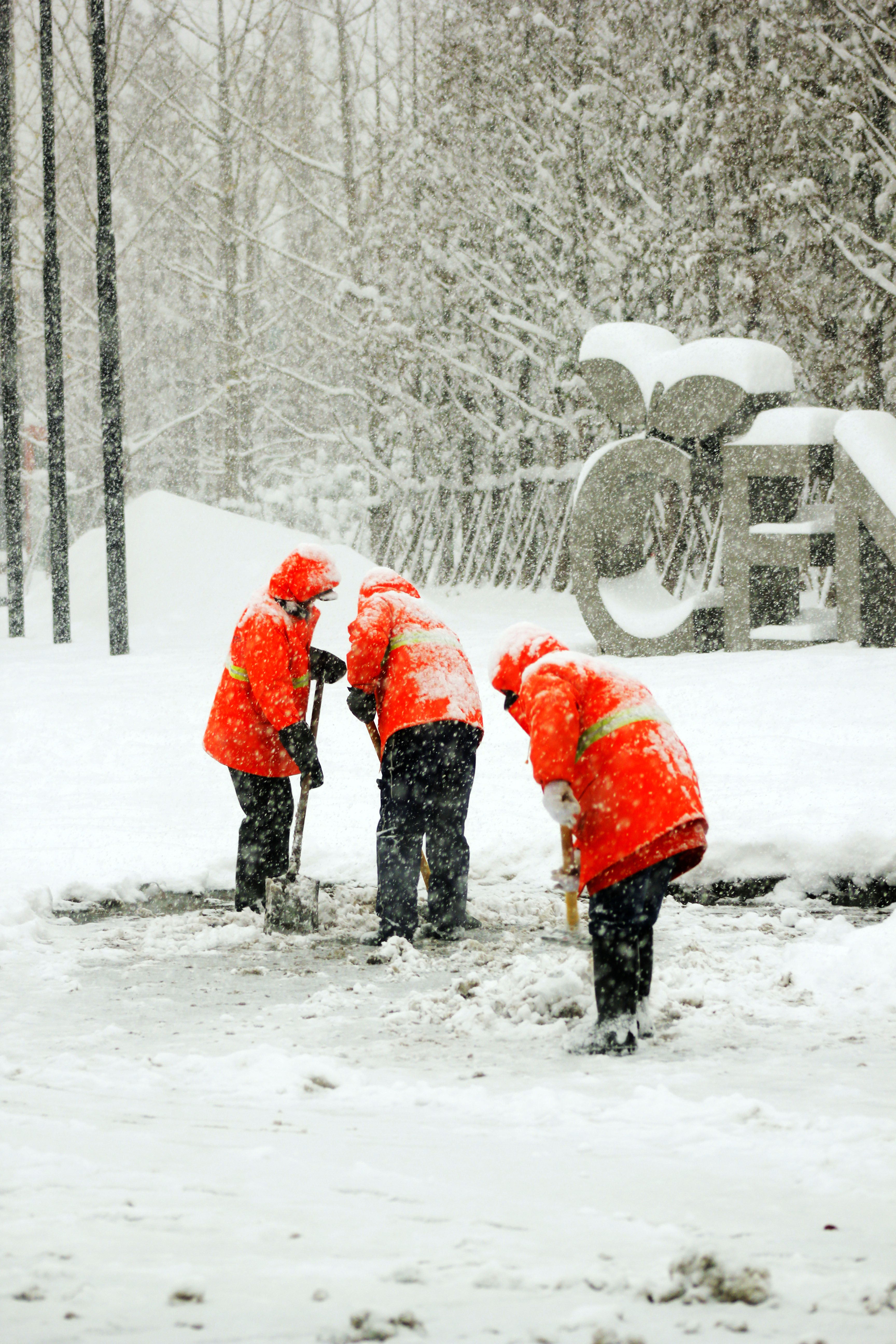 郑州暴雪围城道路难行超出市民想象