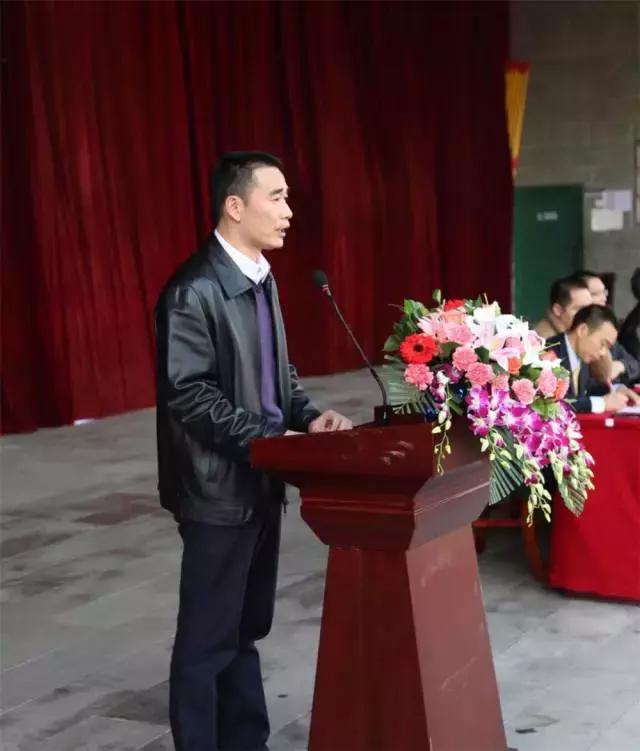 首先,巴川中学校校长助理蒋扬勇先生和尚领国际教育机构董事长肖常华