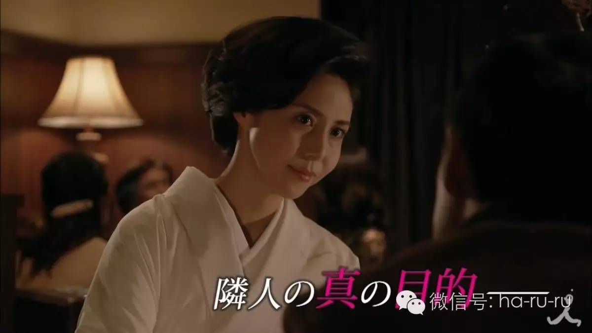 在菅野美穗主演的『砂之塔』中,她扮演一位神秘的"知道得太多"的邻居