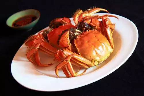 黄酒蒸蟹的做法小贴士1,螃蟹刷洗干净2,锅中水烧开在放入螃蟹
