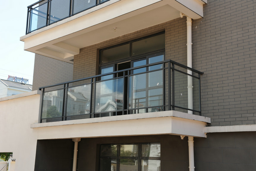 住宅玻璃阳台护栏玻璃材质阳台护栏采用最先进的三防(防锈,防腐,防