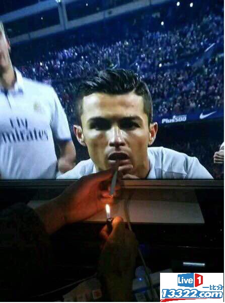 抽烟的足球明星图片