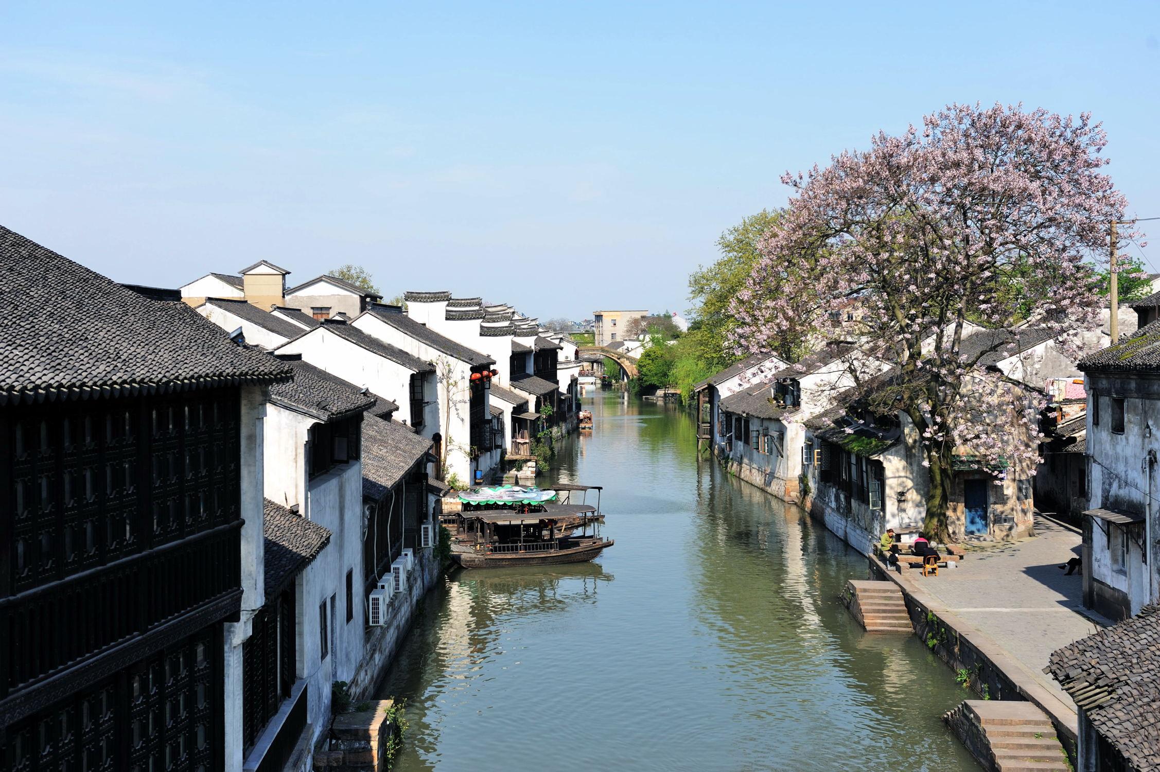 在历史长河中,南浔古镇的建筑吸收了中西文化的精髓,形成了特色的建筑