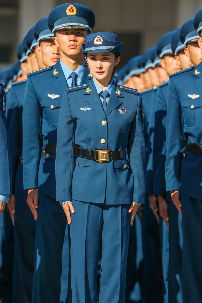 空军新兵们来到空军航空大学报到,身穿空军常服的他们英姿飒爽,帅气