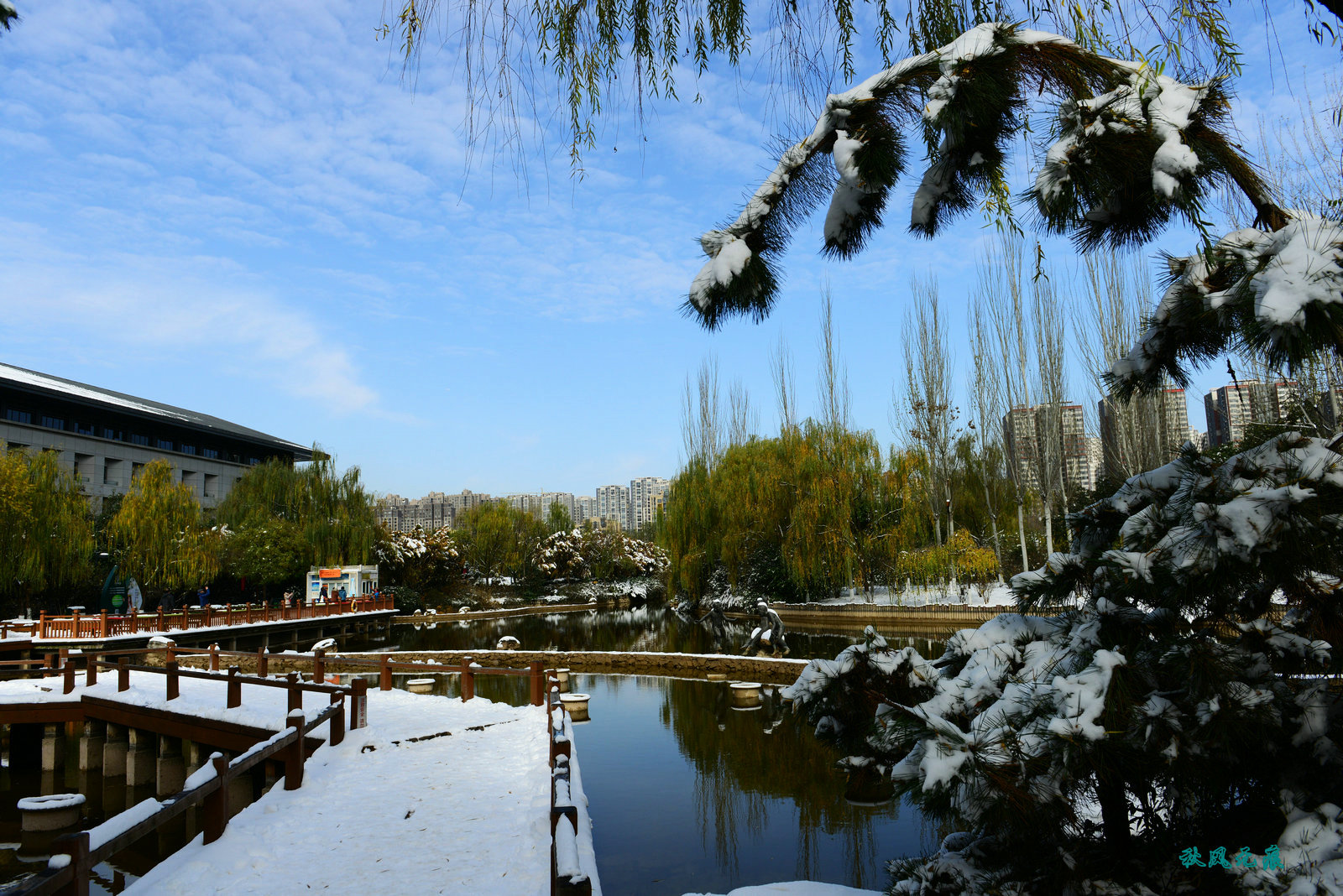 初雪后的西安城市运动公园