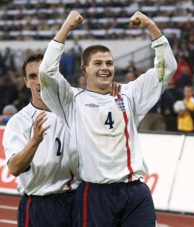 2001年足总杯决赛利物浦战胜阿森纳登顶,稚嫩的杰拉德正在庆祝