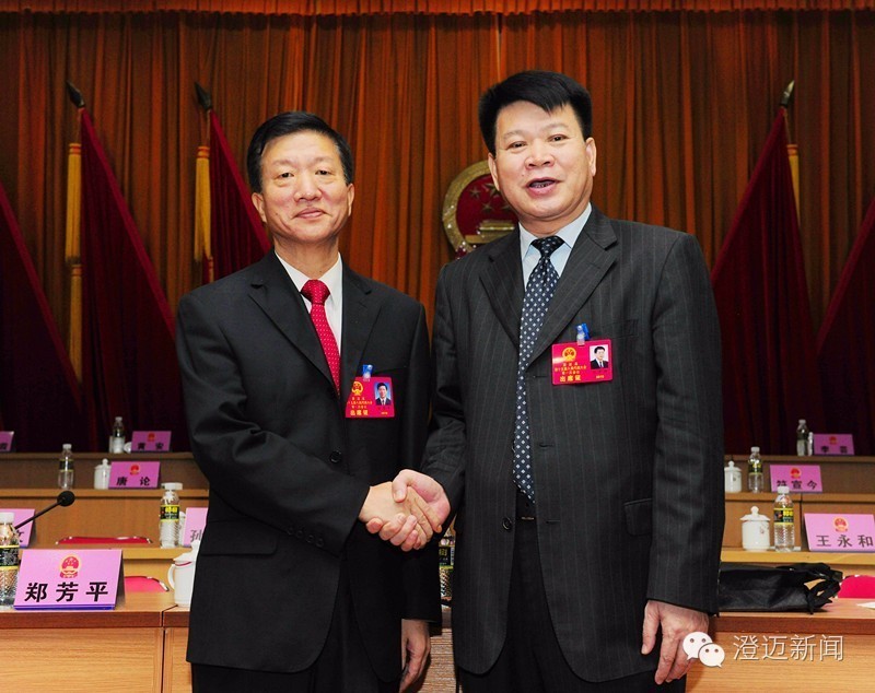 县委书记杨思涛与新当选的澄迈县人大常委会主任,副主任合影