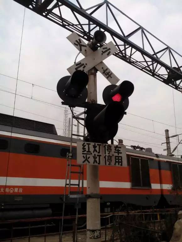 【当心】铁路道口安全,不可忽视的提示!