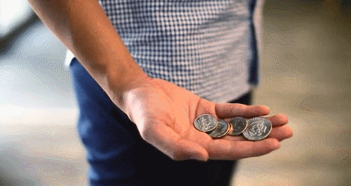 男子看钱包一个硬币gif图片