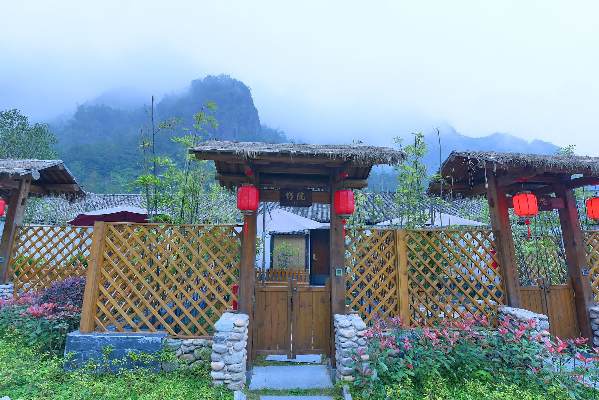 百丈山居藏身于山林深处,在群山环抱之中,每天醒来