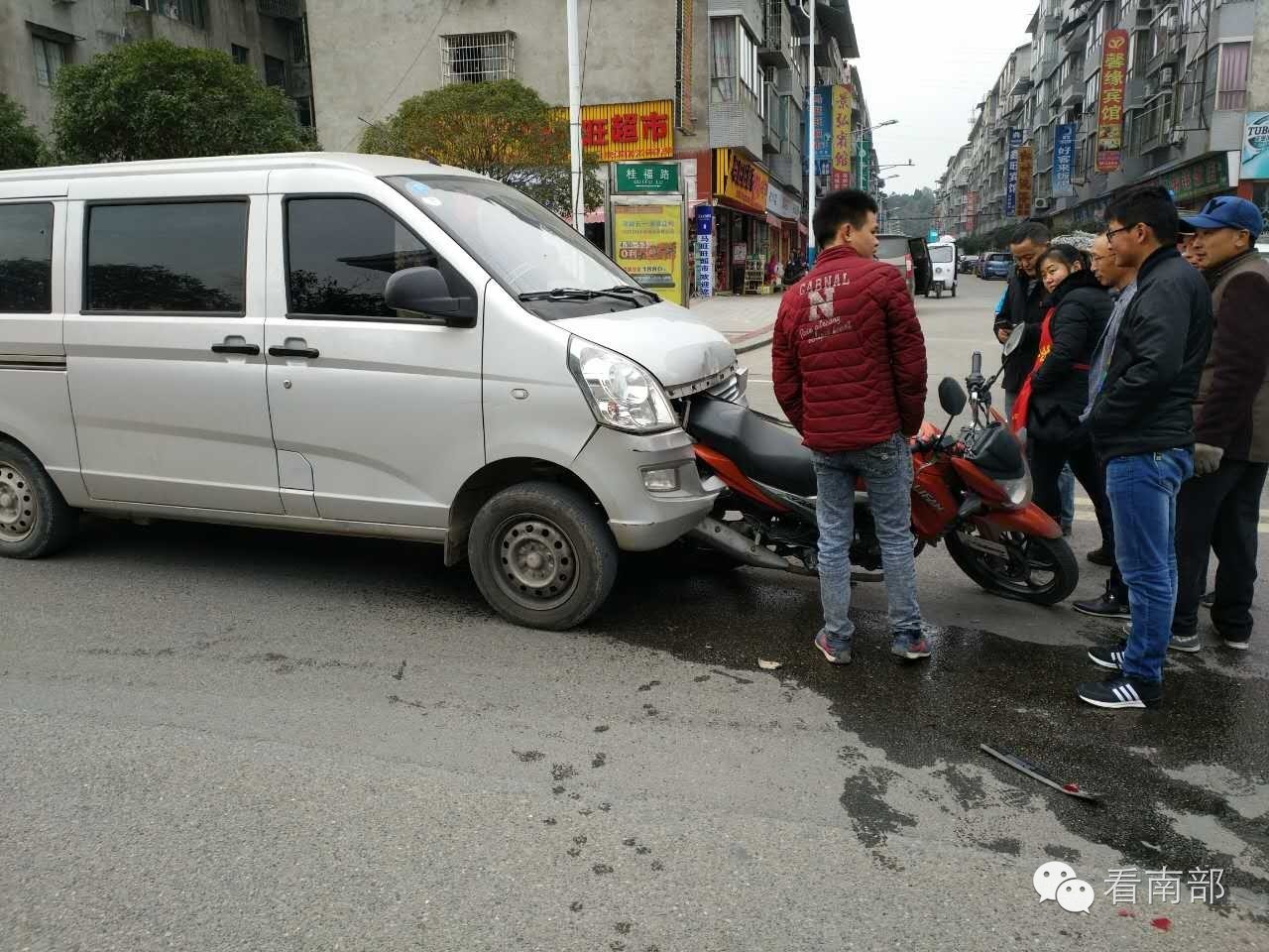 面包车"吃"掉摩托车"屁股"