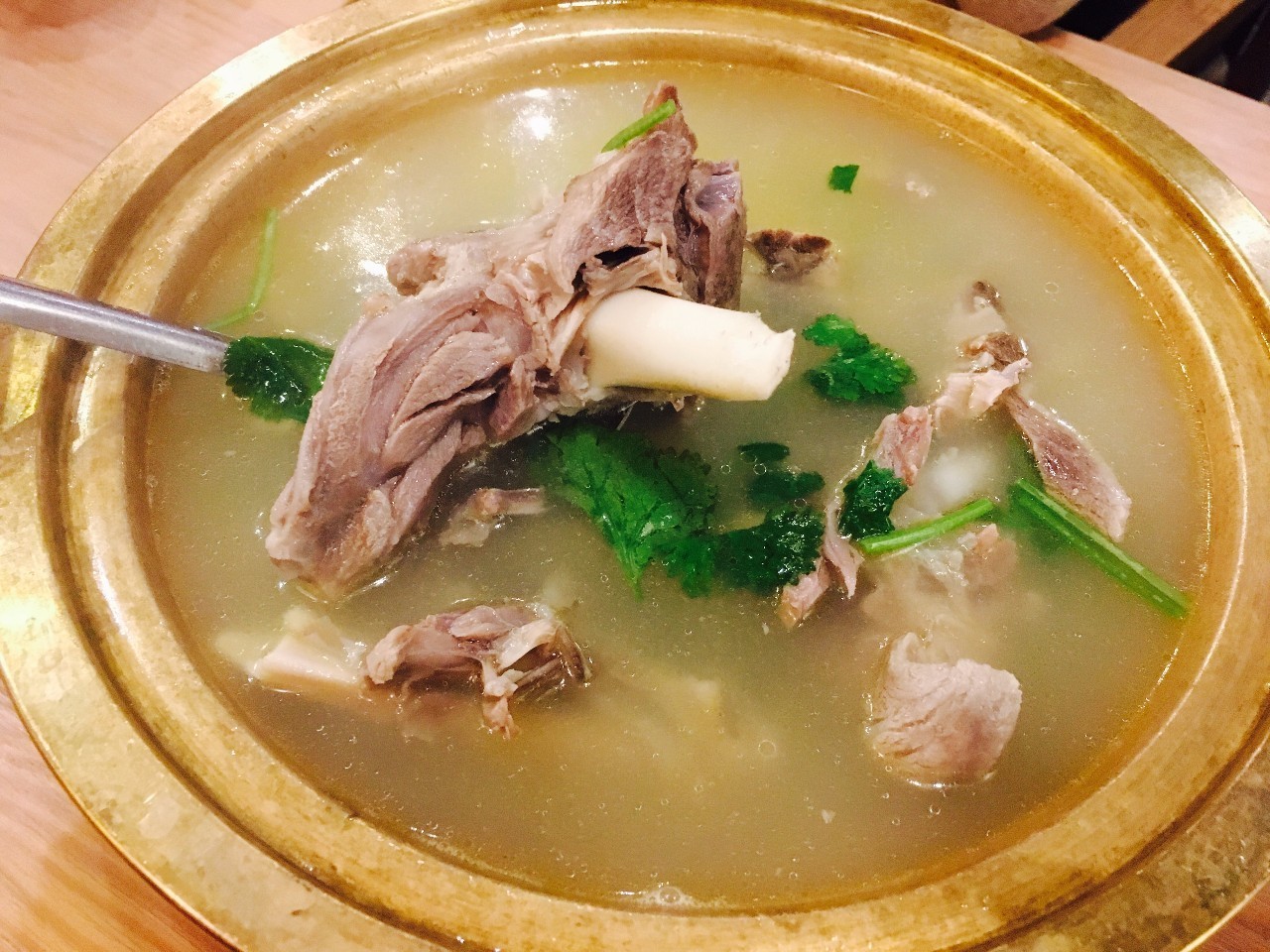 烤羊排羊骨汤手把肉滨江这家餐厅从内蒙古带来了丰盛的羊肉大餐内含