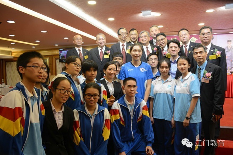 梁启超纪念中学到香港新会商会中学交流大合照感谢您关注江门市教育局