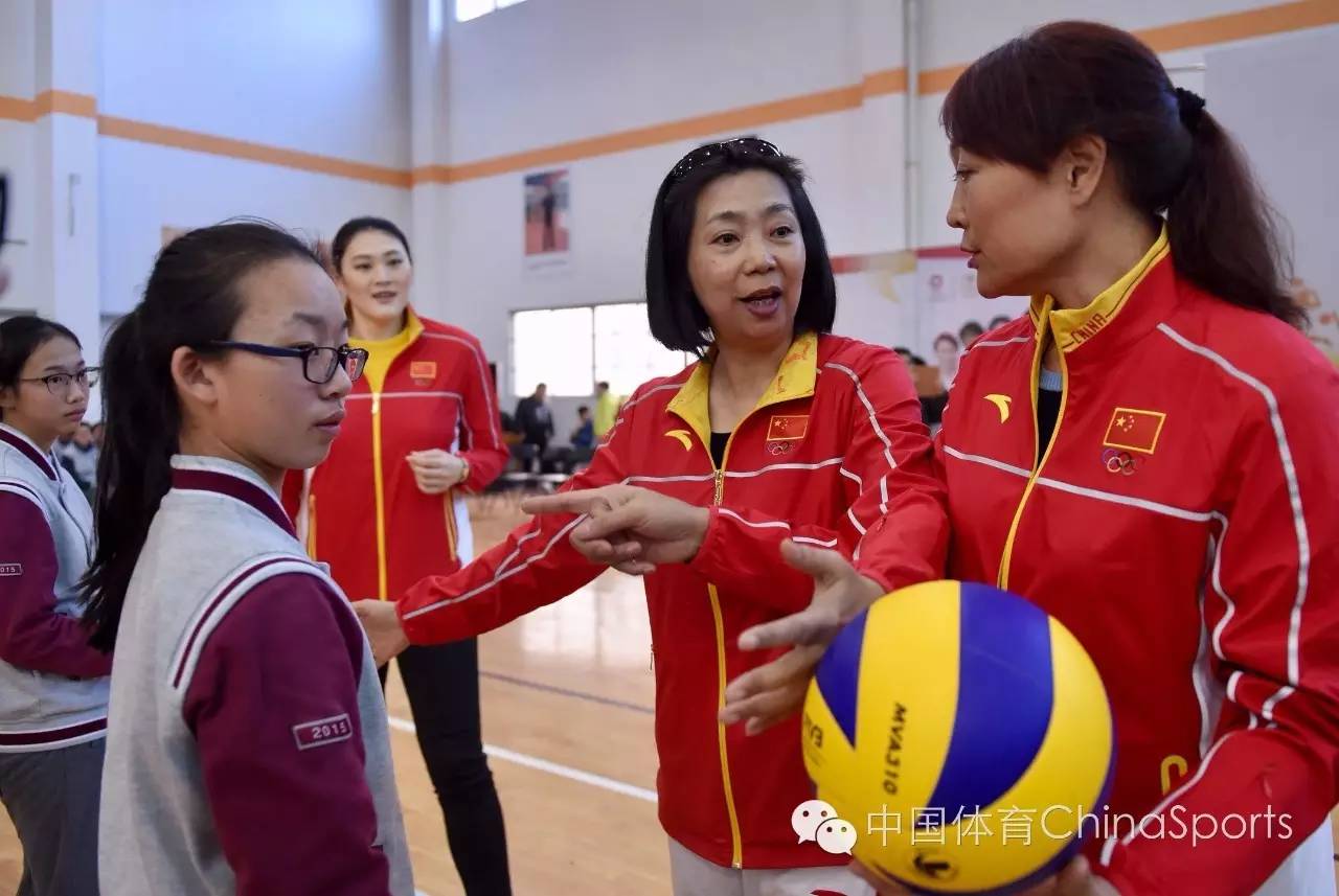 老女排队员(右起)曹慧英,李延军,沈散英在学校里参观.