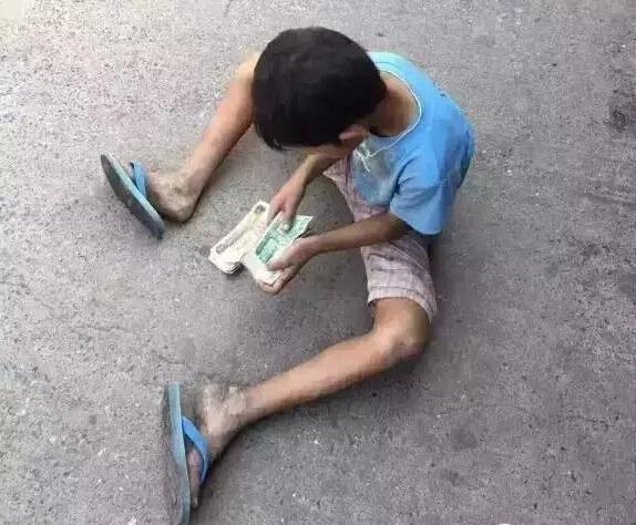 震惊!缅甸乞丐小孩,靠捡翡翠发家!