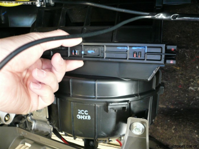 现代瑞纳更换汽车空调滤芯空气滤芯安装教程