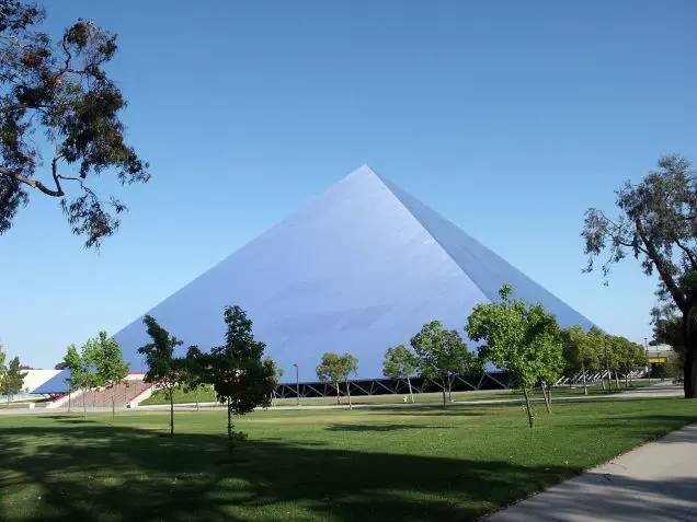三角形构图风景照图片