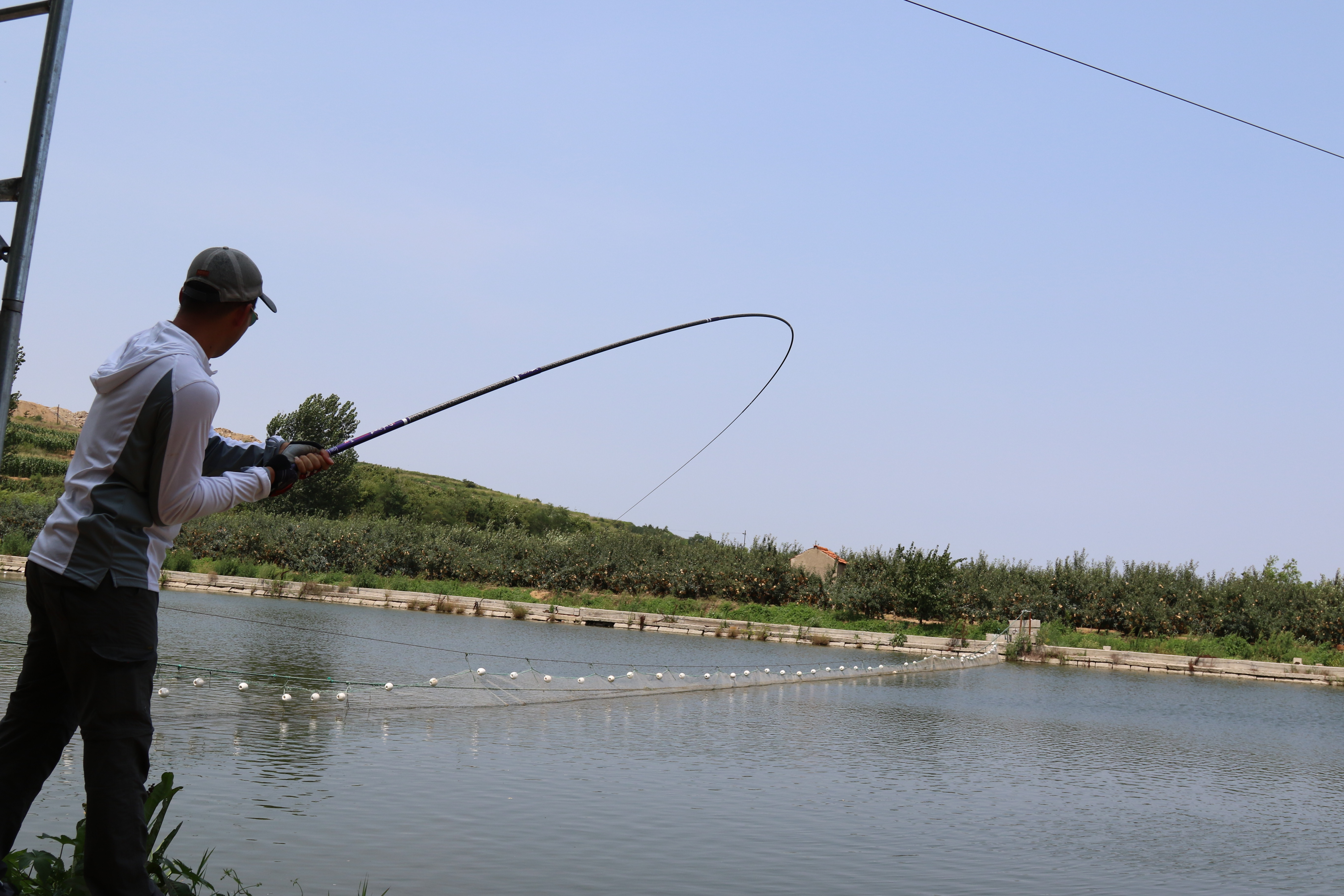 钓鱼时,竿尖入水多少才合适?