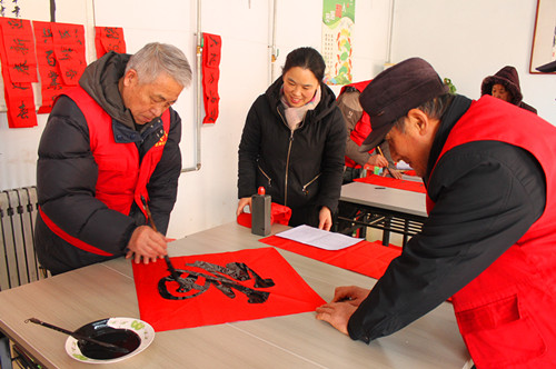 "蔡德荣,中共党员,今年70岁,中国书画家协会会员,山东东营市书法协会