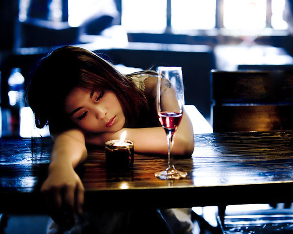 孤独喝酒图片一个女人图片