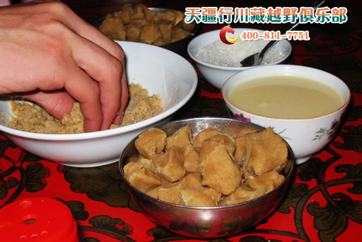 美食:林芝地区的风味饮食除沿袭西藏的传统风味外,如青稞酒,糌粑,酥油