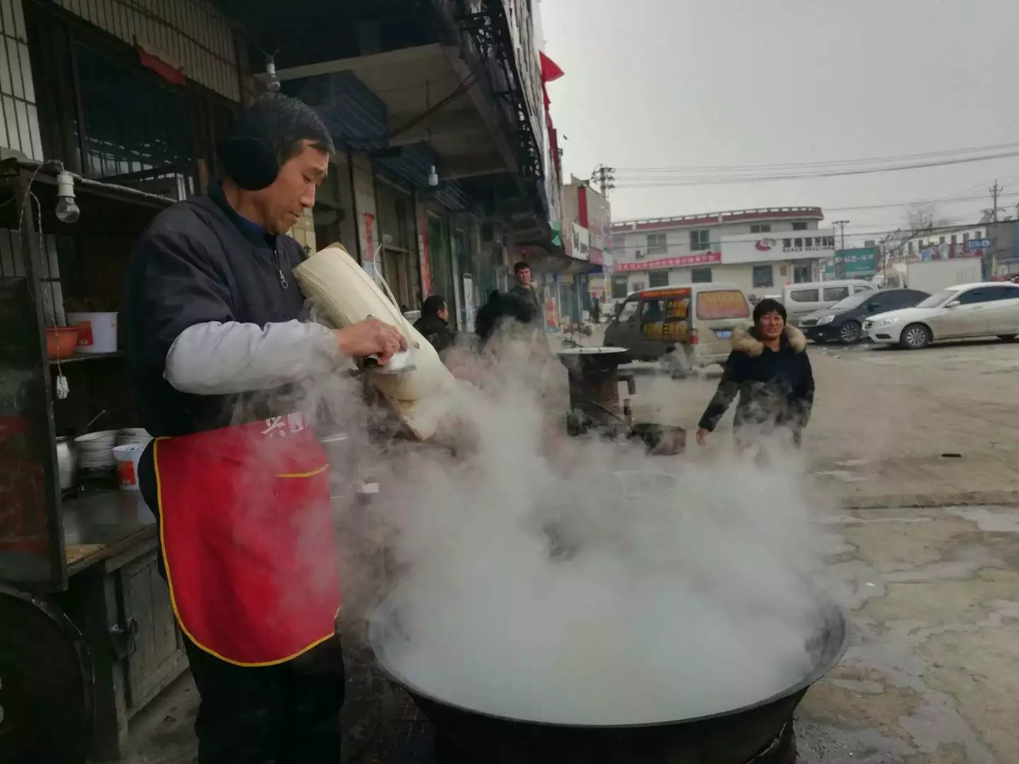 小镇上削面师傅,飞刀削面,流星赶月,想吃坐下等