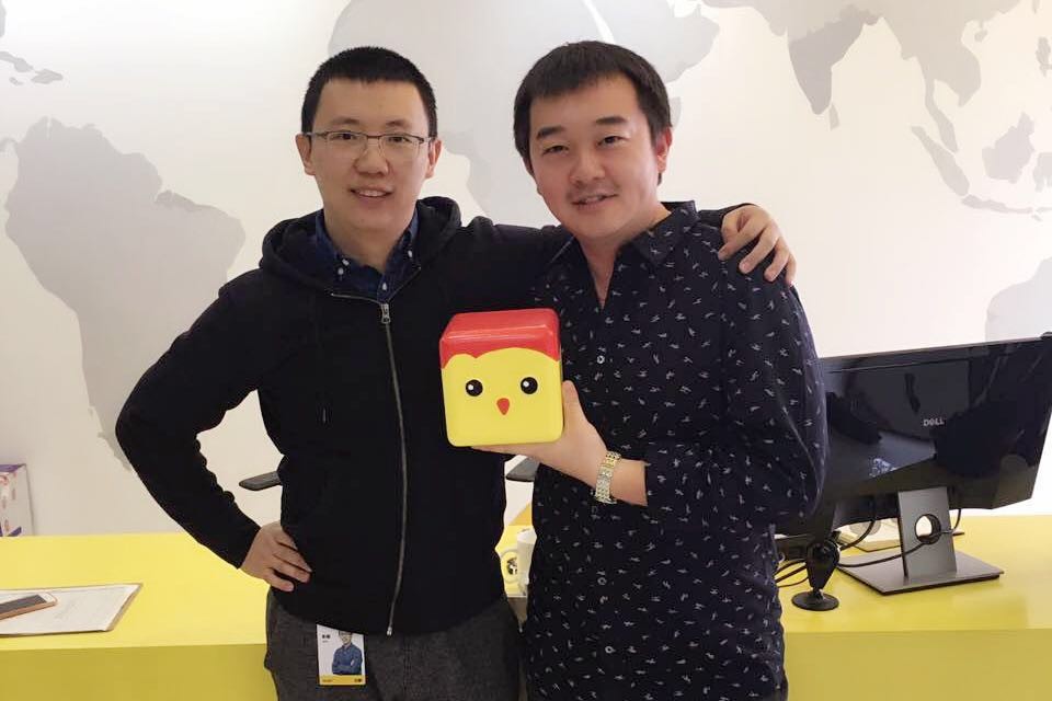 贝聊创始人&ceo彭毅(左)与owlkid创始人&ceo温力(右)见证签约仪式星与