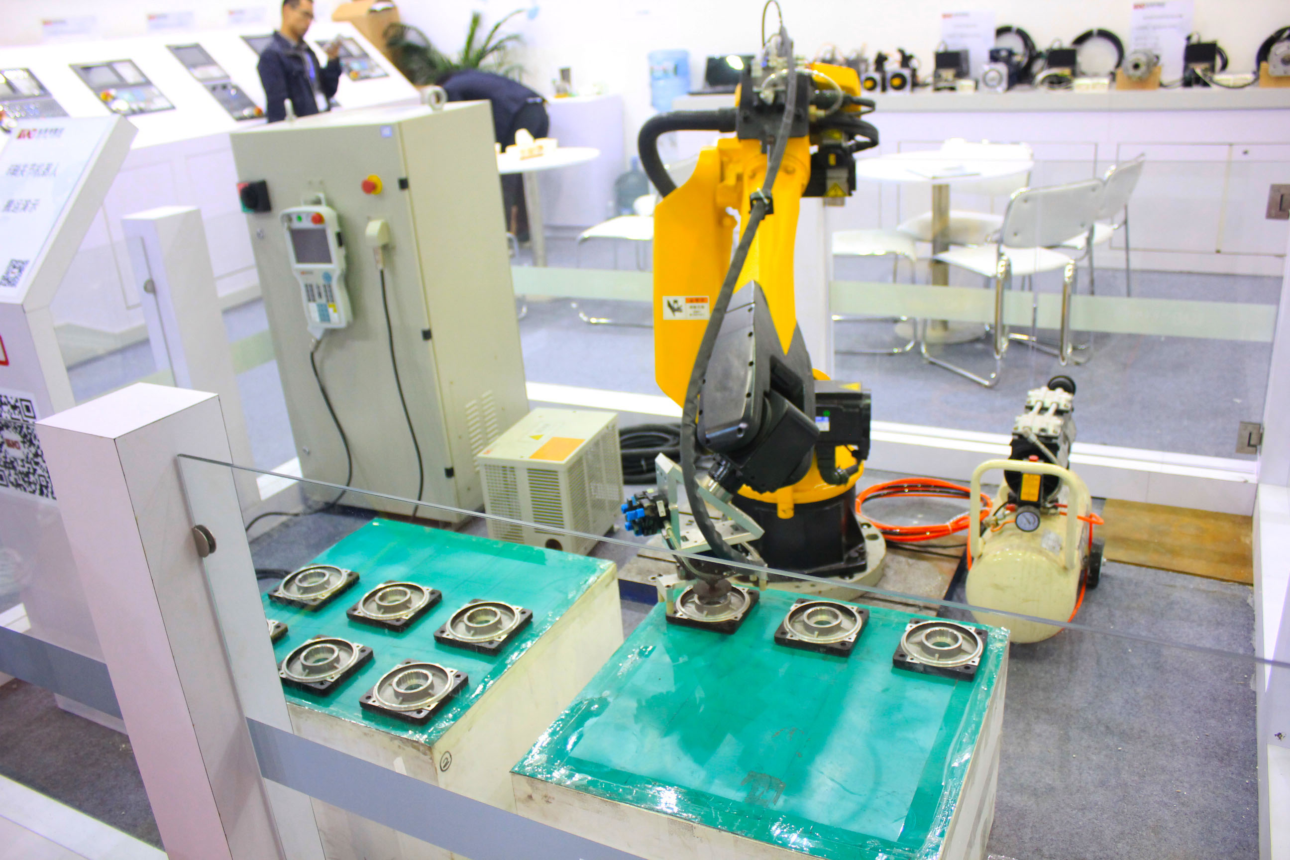 首届广东国际机器人及智能装备博览会在莞举行