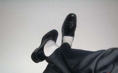 黑皮鞋白袜子帅哥图片