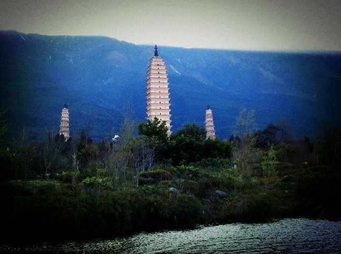 三个塔在一起的景点图片