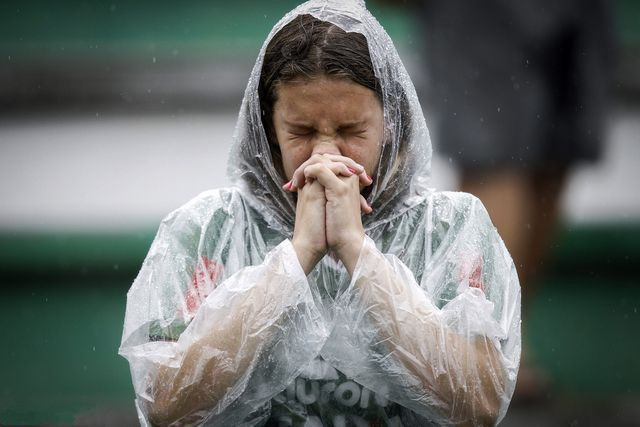 巴西空难遇难者遗体告别仪式 球迷雨中告别