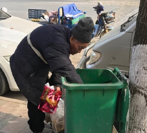 曾收复台湾的95岁老兵,现捡拾垃圾为生的阳光少年