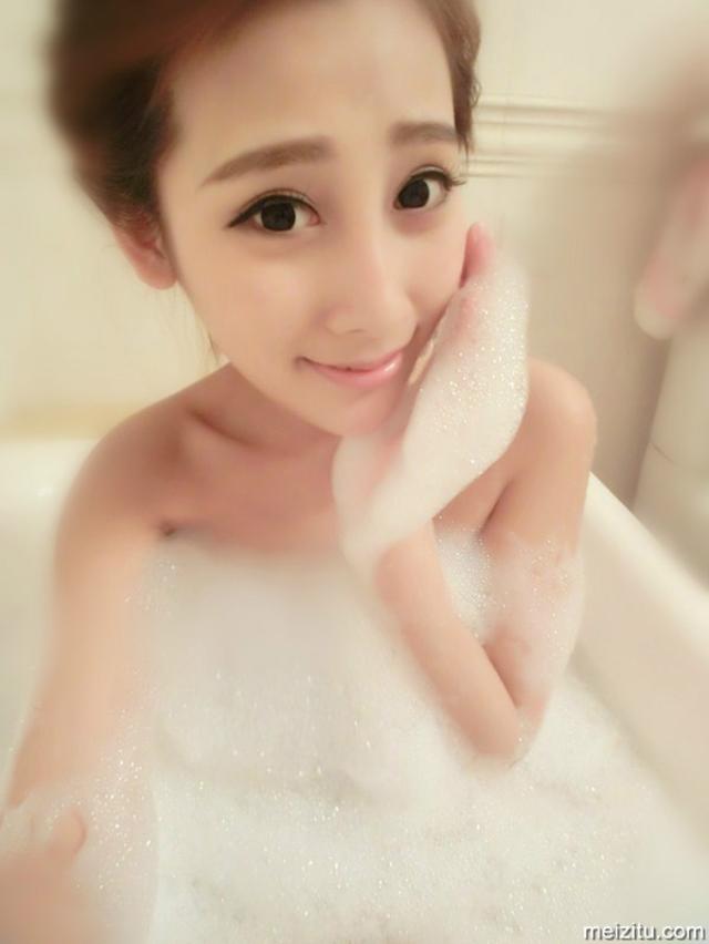 洗完澡的青春可爱小美女,宛如出水芙蓉!