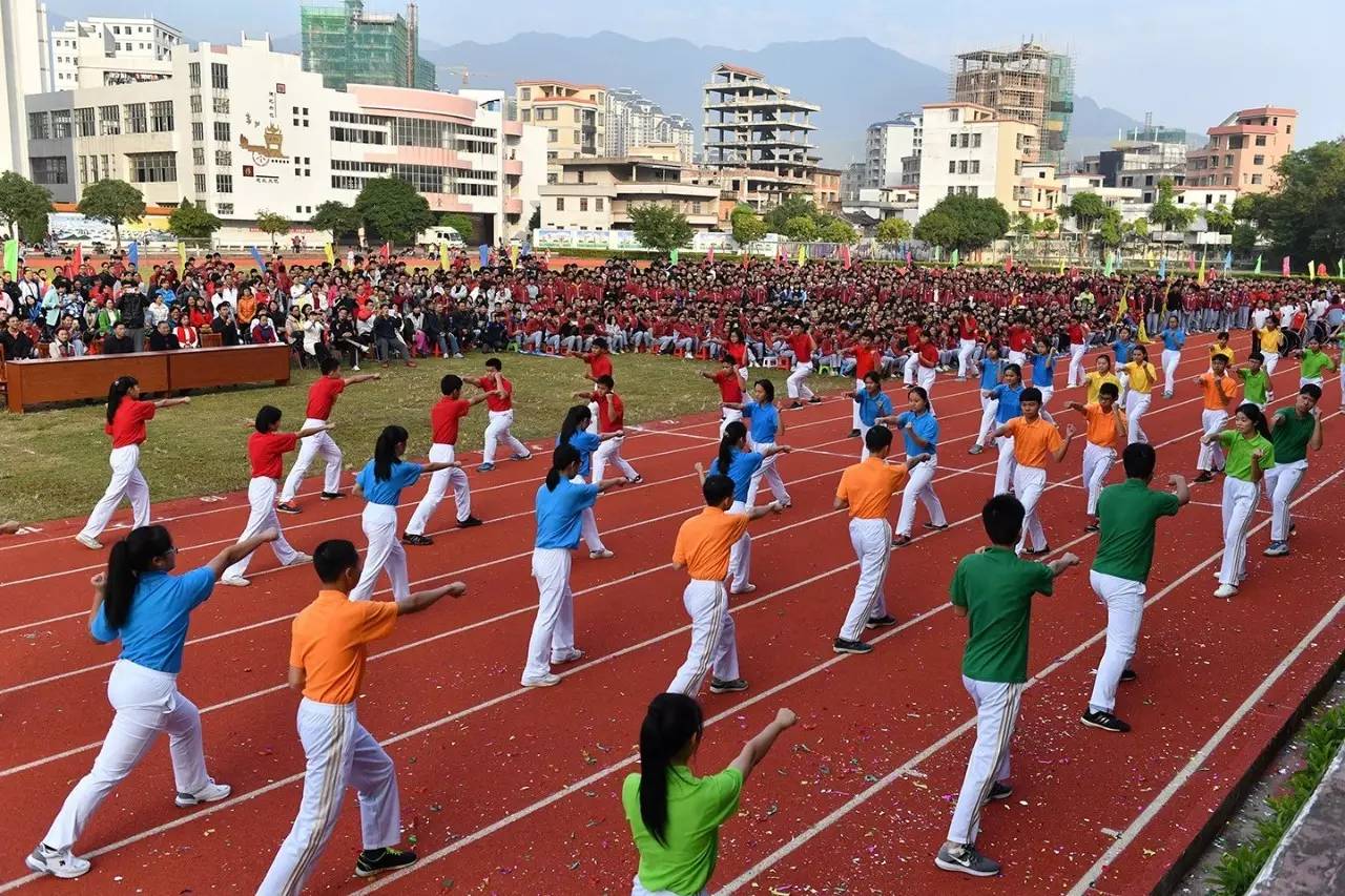 12月2日上午,邓发纪念中学第二十届田径运动会开幕.